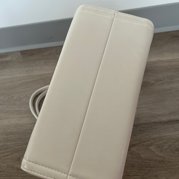 Stand Oil Oblong tiny cream. Elegant Simple Cream Shoulder Bag - Picture 4 of 5